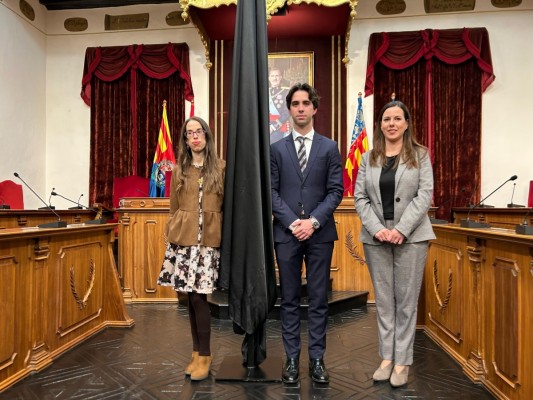El salón de plenos de Elche acoge la presentación de la tripleta de la Trencà del Guió