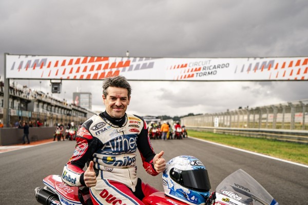  El Circuit homenajea a Carlos Checa en el Racing Legends