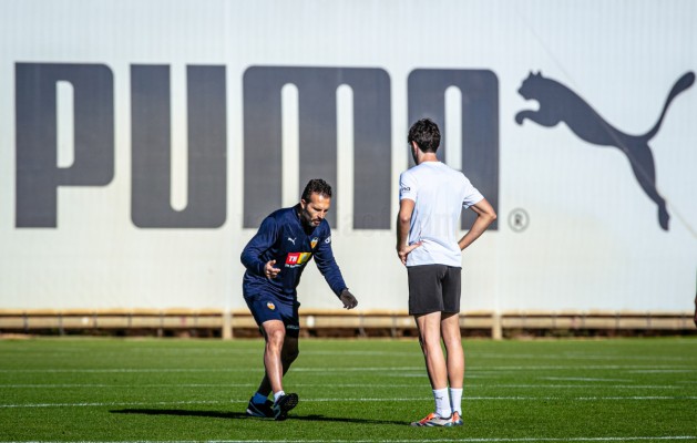 El Valencia CF entrena a aunque no jugará este fin de semana contra el RCD Espanyol