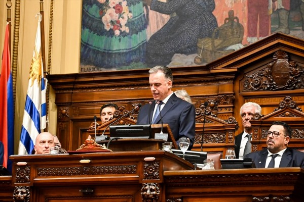 Orsi asume la Presidencia de Uruguay con economía, seguridad y pobreza entre las prioridades