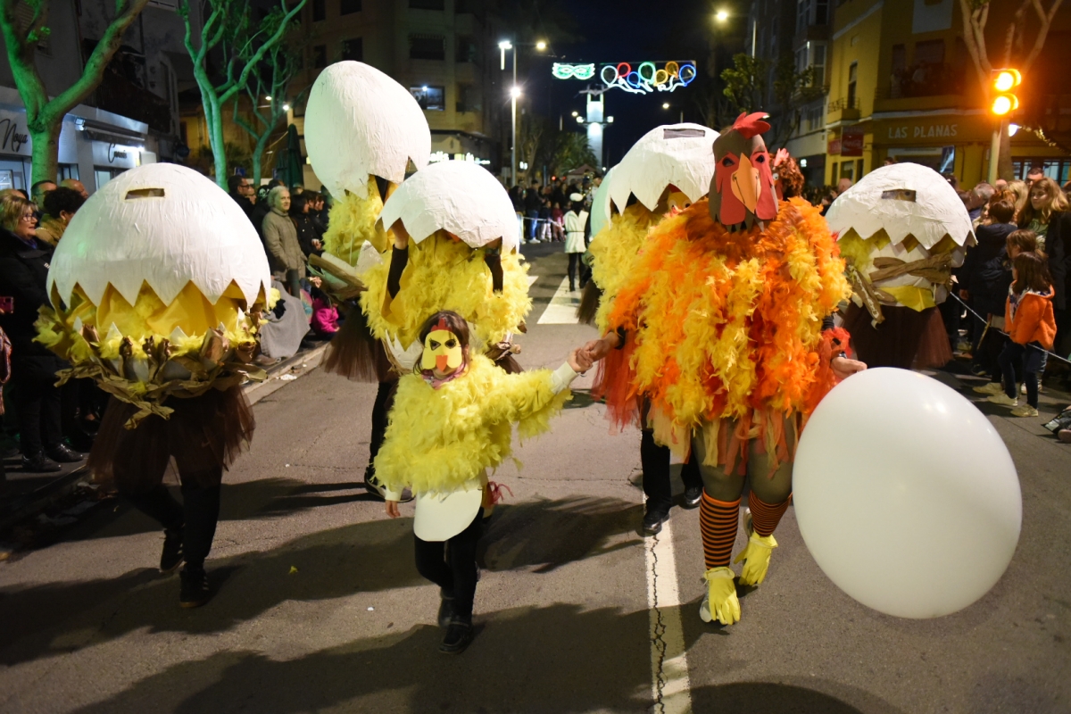 El Grau vibra con el Gran Desfile de Carnaval que atrae a miles de personas
