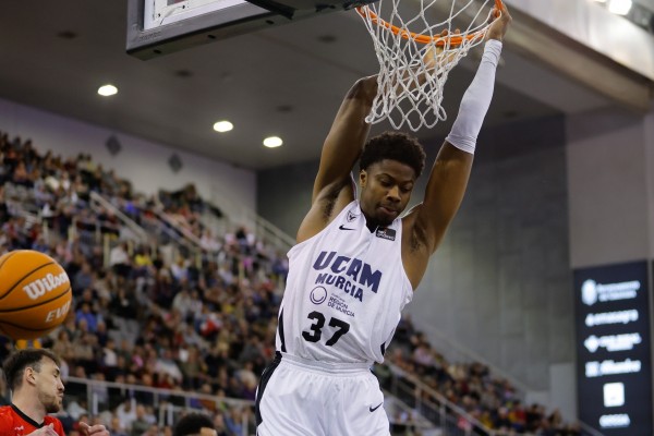 El UCAM CB, resistente en Granada, le regala a Sito Alonso la victoria en su partido 500 en la Liga Endesa