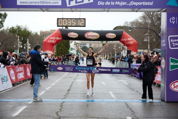 Alicia Álvarez vence en una 11ª Carrera 10KFem de récord y homologada