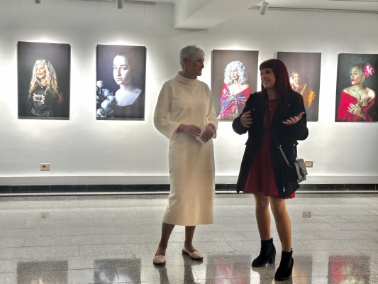 La Sala Escena de Benicàssim acoge la exposición “Dones” de Ivana Jerez con motivo del 8-M 
