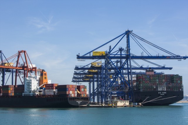El Puerto de València reabre parcialmente y permite salidas de todo tipo de buques