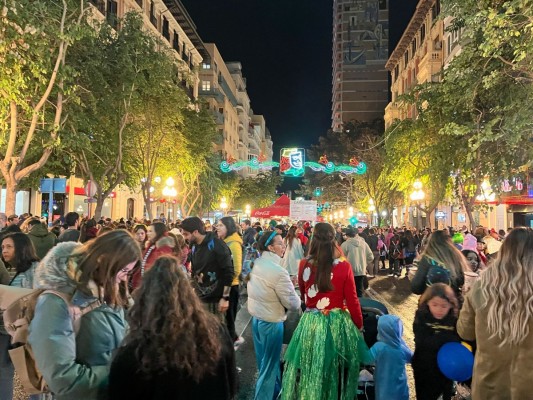 Alicante se sobrepone a la lluvia y celebra un Carnaval con 40.000 personas 