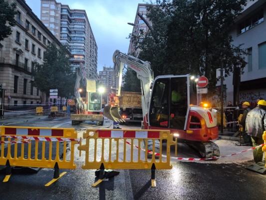 Cierran al tráfico la Gran Vía de Murcia por una avería en la red central de agua