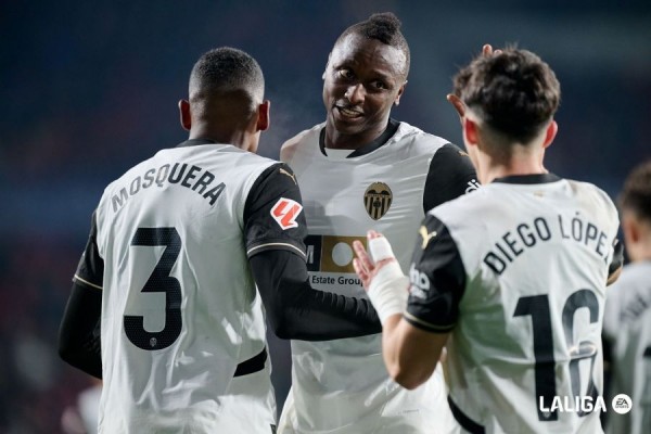 CA Osasuna 3-3 Valencia CF: Un 'taconazo' de Sadiq rescata al Valencia CF en Pamplona