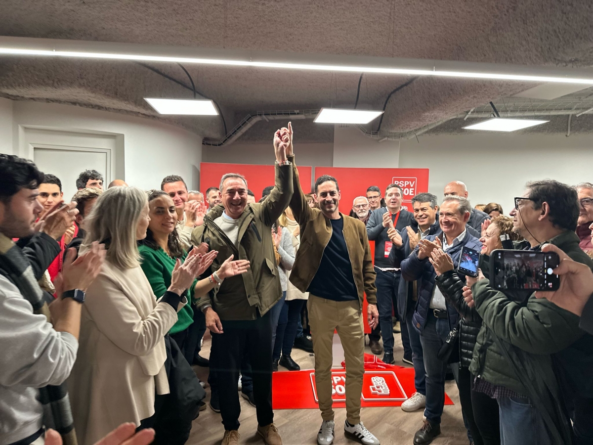 Bielsa y Raga se saludan tras el proceso de primarias en la noche de ayer