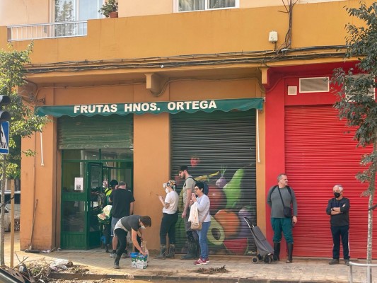 Un negocio familiar de Picanya: “Abrimos la frutería dos días después de la riada” 