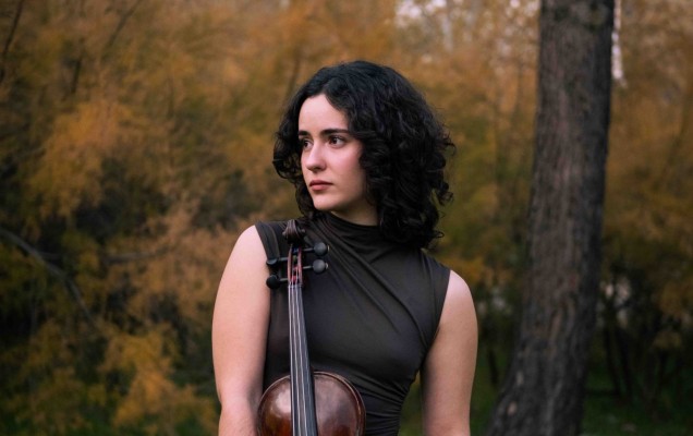 El grupo murciano Mujeres con Raíz 'ficha' a la violinista caravaqueña Ana García Morenilla
