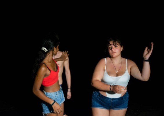Mar Sáez presenta este lunes 'Terza Vita' en el Mubam, su fotolibro sobre el reencuentro de jóvenes en las playas de Ostia tras la pandemia