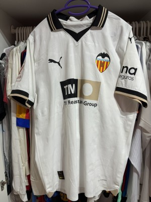 Coleccionistas subastan camisetas usadas de futbolistas para ayudar a las víctimas de la Dana