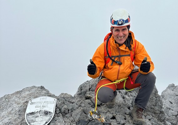 Pascual Fuster hace cumbre en la Pirámide de Carstensz, la montaña insular más alta del mundo