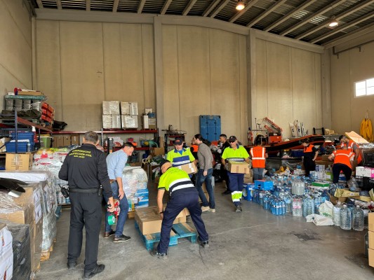 San Javier manda su primer cargamento a Algemesí: agua, leche, alimentos y productos de limpieza e higiene personal