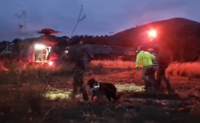 Un helicóptero del Ejército salva a dos ancianos atrapados por la Dana en Macastre