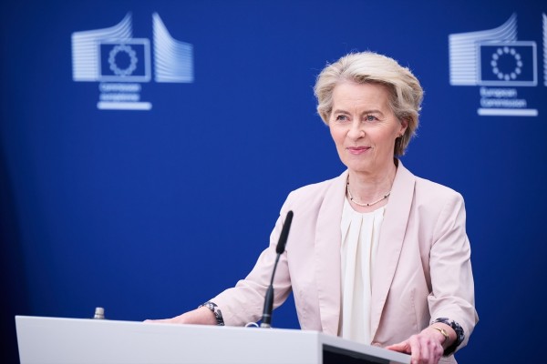 Von der Leyen dará tres años al automóvil para cumplir con las obligaciones de reducción de emisiones