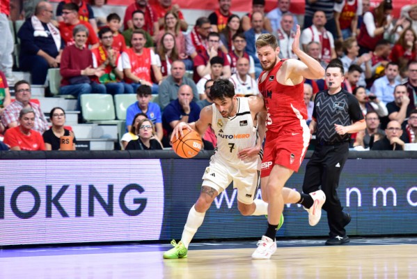 Arturs Kurucs, con el UCAM CB en Belgrado: 