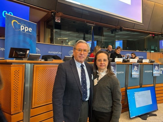 La diputada en Les Corts Mar Galcerán, distinguida con el premio Mujer Inspiradora del Parlamento Europeo