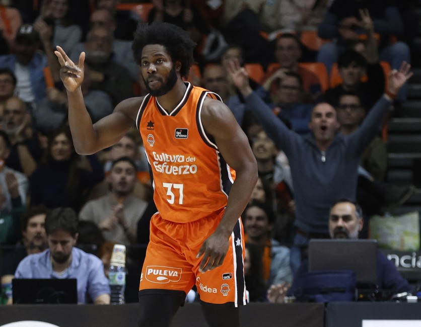 Semi Ojeleye celebrando un triple -  - Miguel Ángel Polo.