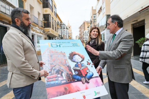 El lorquino tras Carmen Mola, Agustín Martínez, y las escritoras románticas María Martínez y Cherry Chic, en la Feria del Libro de Lorca