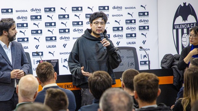 Kiat Lim se reúne en Paterna con Carlos Corberán y los capitanes del primer equipo