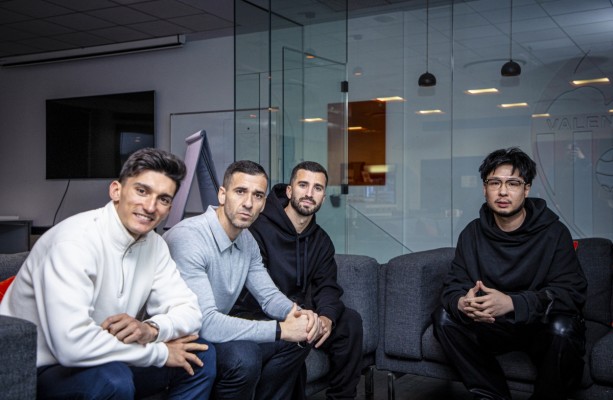 Kiat Lim se reúne en la Ciutat Esportiva con Carlos Corberán y los capitanes del primer equipo 