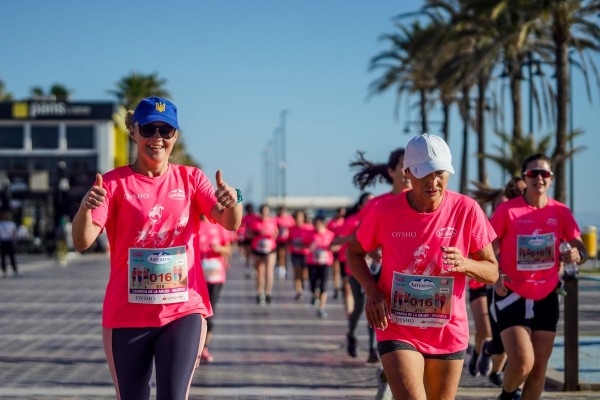 Más de 6000 mujeres se suman a una Carrera de la Mujer solidaria con el cáncer de mama y los afectados por la dana 