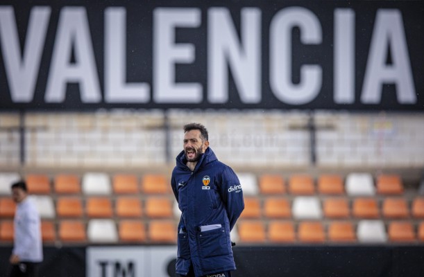 El Valencia vuelve a los entrenamientos con lluvia y sin Hugo Duro