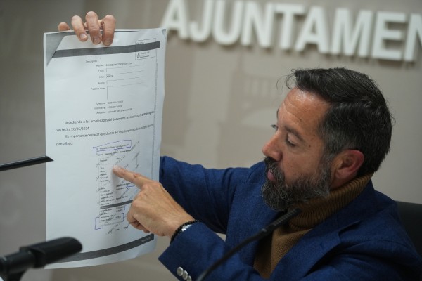 Badenas se defiende durante cuarenta minutos sin responder preguntas de la prensa
