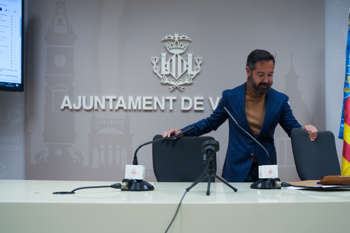 El exportavoz de Vox antes de comparecer ante los medios