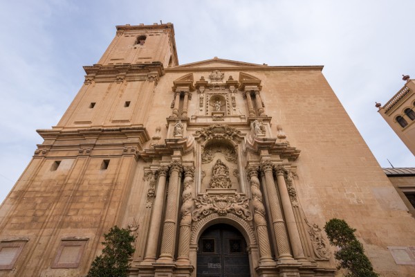 El Plan Director de Santa María en Elche señala filtraciones, humedades o grietas y plantea un ascensor