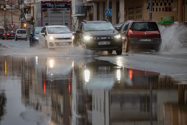 Aemet mantiene el aviso rojo en el litoral de València para este lunes y lo eleva de amarillo a naranja para el martes
