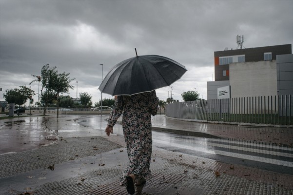 Aemet avisa de un episodio de lluvias y vientos intensos en la Península hasta el martes por la borrasca Jana