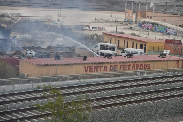 Un incendio en una fábrica pirotécnica de Alicante obliga a cortar el AVE entre Murcia y Madrid