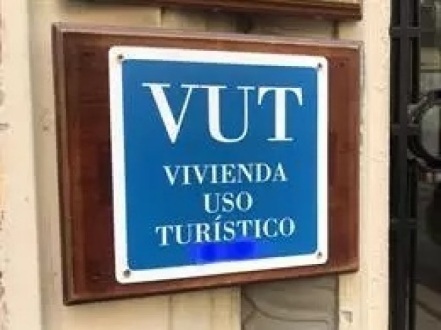 El Síndic recomienda al Ayuntamiento aumentar la inspección y sanción contra viviendas turísticas ilegales