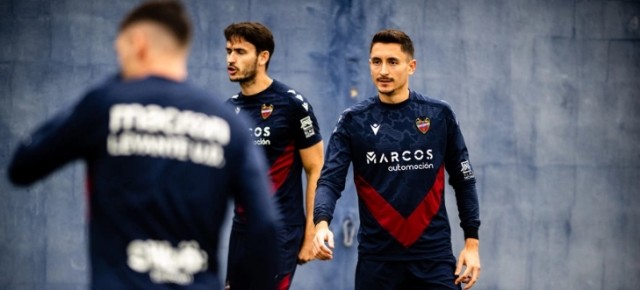 Pablo Martínez se ejercita con el resto de sus compañeros