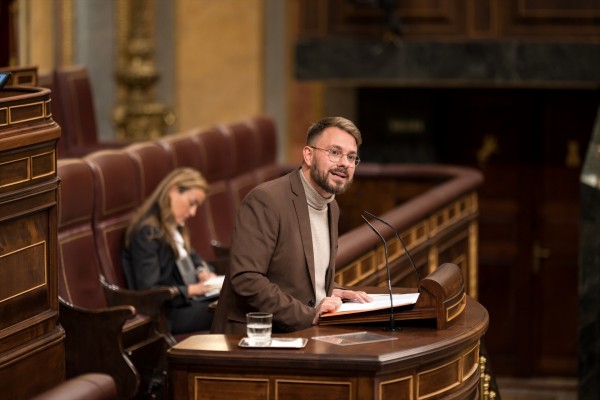 Compromís se desmarca de la ley migratoria de PSOE-Junts y advierte que no van a apoyarla, al ver elementos racistas