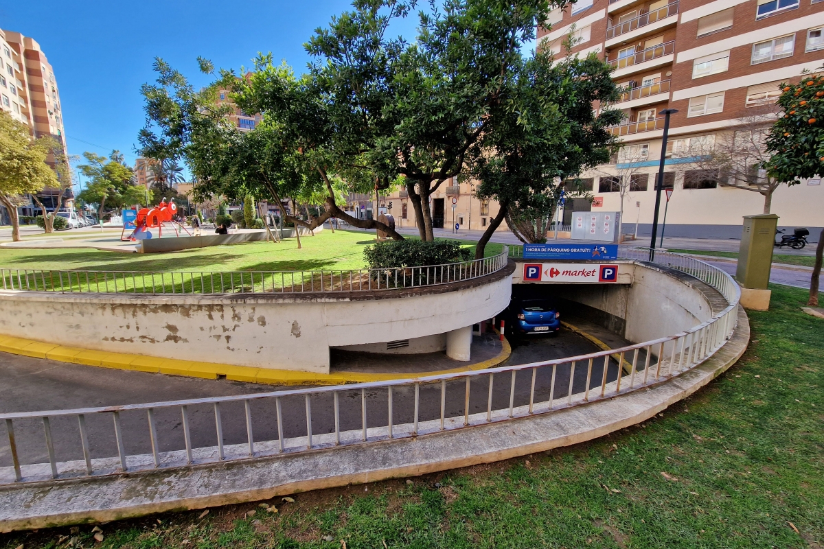 Entrada al aparcamiento.