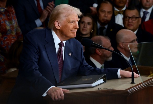Trump aplaza hasta el 2 de abril los aranceles a México tras hablar con Sheinbaum