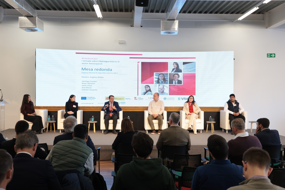 Mesa de debate con Santiago Escobar en el centro con camisa blanca, cuarto por la izquierda.