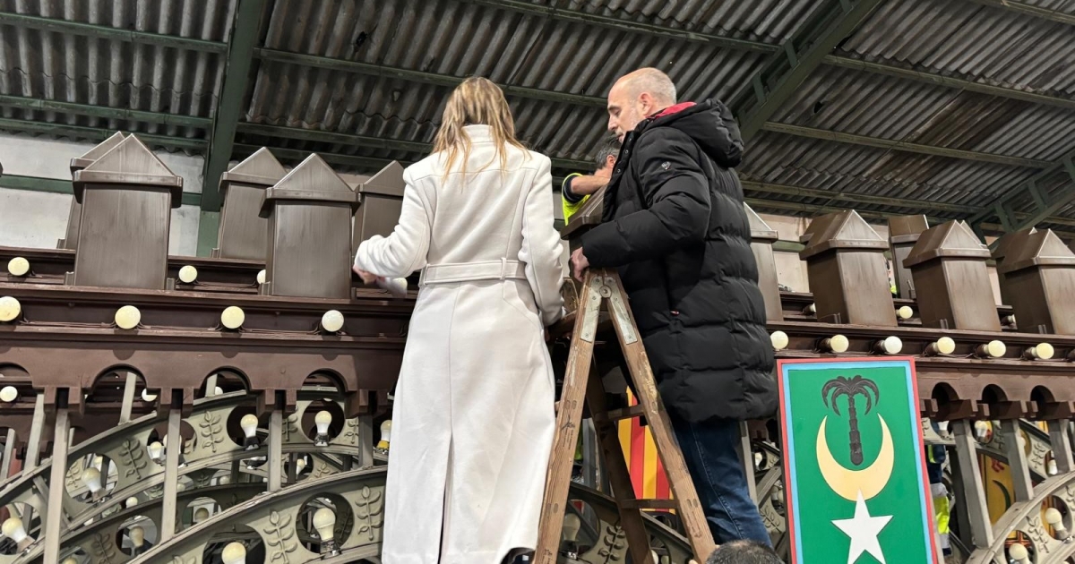 Técnicos municipales revisan el resultado.