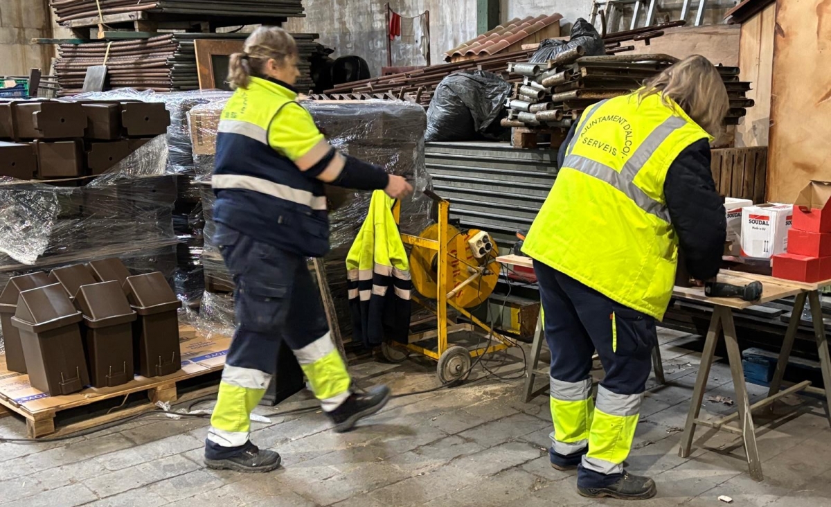 Preparando las almenas para su colocación.