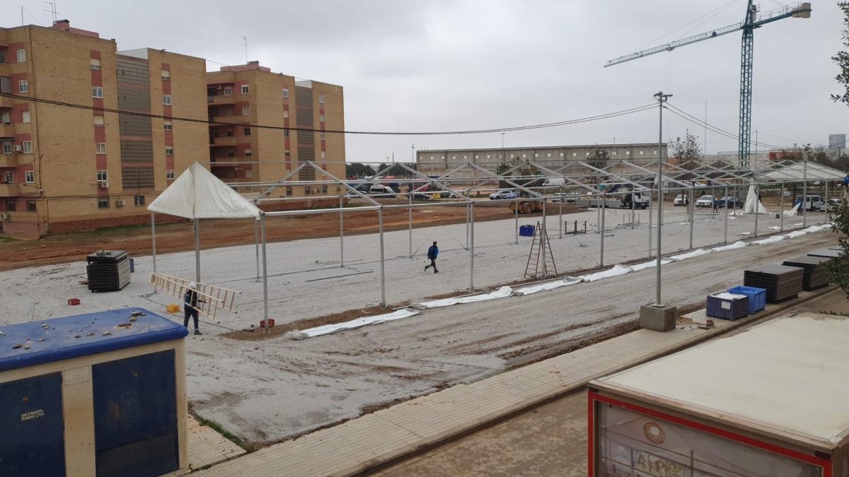 La carpa fallera montada en el descampado que los vecinos proponen utilizar como estacionamiento.