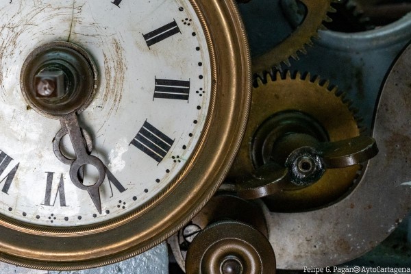 Un reloj, tres pesas y una campana del siglo XVII: así sigue funcionando la joya del Ayuntamiento de Cartagena
