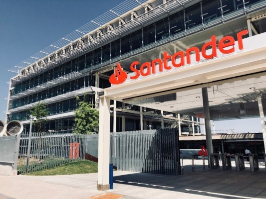 Santander corrige un 3,5% en Bolsa tras anunciar la compra de Webster y pese al beneficio récord