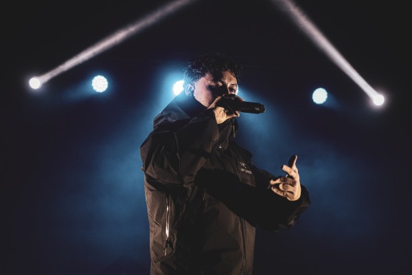 Hoke: un encapuchado, dos discos y 'Tres Creus' en el concierto de Alicante