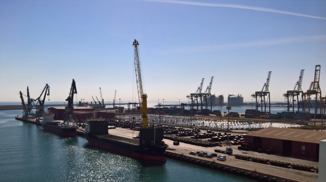Desactivado el plan de emergencias tras aparecer un vertido en el Puerto de Sagunto