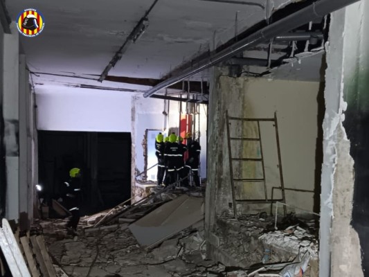 Bomberos apuntalan de urgencia un edificio en Burjassot tras detectar problemas en la planta baja