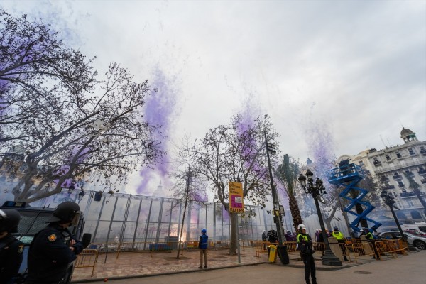 El cielo de València se tiñe de morado en la mascletà de las Fallas del Día de la Mujer